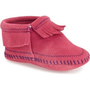 Riley' Fringe Suede Bootie
Minnetonka Size 2 Hot Pink 3-6 months